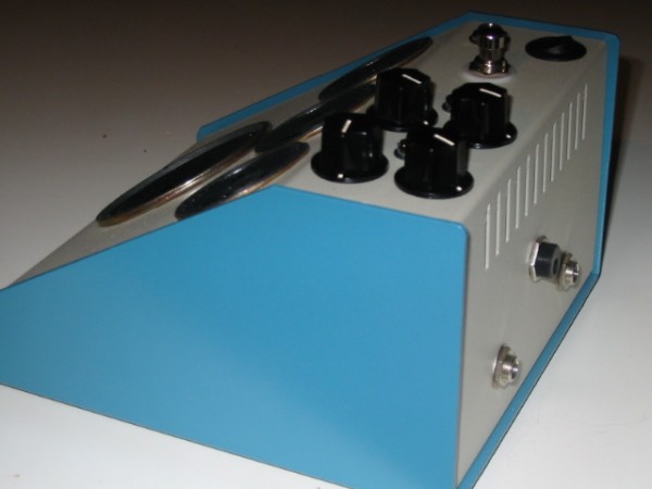 Metal chassis, 3 x 2" speakers and 1 x 3"er, 2 channel, clean was simple booster circuit and dirty was a Frazz