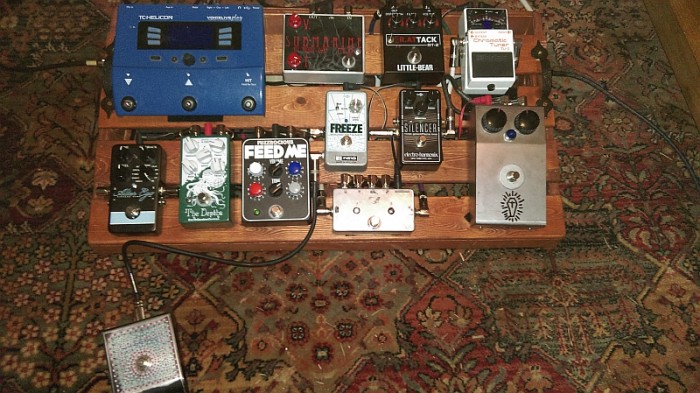 Tuner, Dirge treble boost, Silencer (because the Submarine is gated and doesn't work with another gate after it), Freeze, A or B box to switch between the rat and the submarine fuzz, Feed me, Depths, Alter Ego delay. The pedal on the bottom is a remote switch for the freeze and the big blue thing is a TC voice box. I'm running it all straight into the FX return of a beta lead and a peavey penta cab.  The beta's fx loop is before the master volume which is why this works.