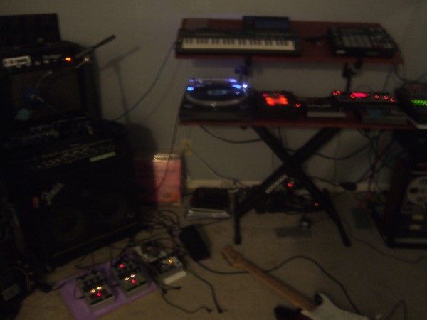 Kalamazoo reverb-12 - fender bassman 400 - usa strat - kcp sleepdrone - blue ball -  ehx black finger - 2ube - dlx mem boy - sml stone - danelec shift daddy - ehx micro synth - casio cz 101 - dave smith mono evolver - numark ttx - korg kaosmixer -