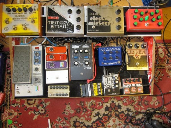 DOD Buzz Box, Frostwave Resonator, Super Tri Fuzz, Big Muff, Octave Clang, Moog Ring Mod,4MS, Phaseur Fleur, Mutron Phasor, Mutron Flanger, Electric Mistress, Memory Man, Maneco Looper Fender Twin... 4MS Atoner not hooked up but it will be