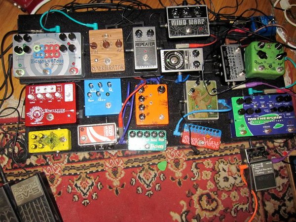 Guitar,Mothership,4MS Nocto Loco,Seppuku Sub Octave Synth. Boss Reverb RV-3, Z-Vex Seek Wah, Fuzzhugger AB-Synth, Z Vex Fuzz Factory(1998),Small Sound Big Sound TAFM, Seppuku Octave Drone, Effector 13 Soda Meiser, Probability of a Fax, Whetstone Seppuku Mind Warp Seppuku Repeater, Reverberator, Echolution, Line 6 loop